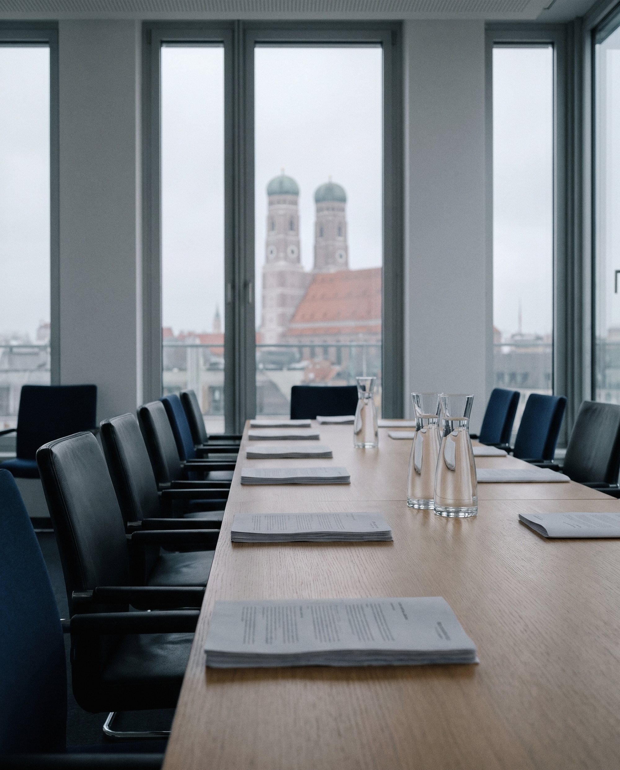 Vorbereiteter Besprechungsraum mit Blick auf die Frauenkirche