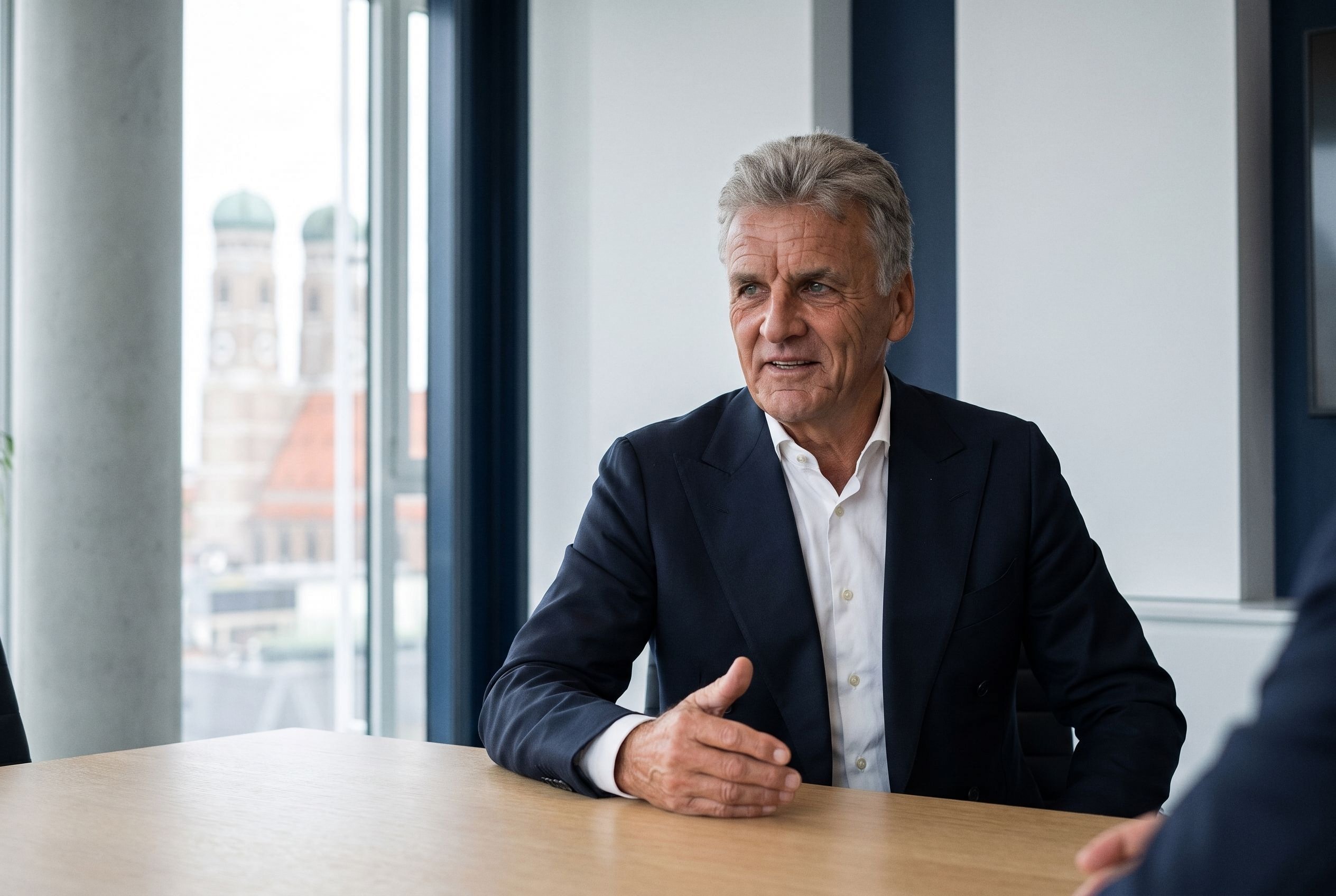 Dr. Volker Furch im Gespräch am Besprechungstisch