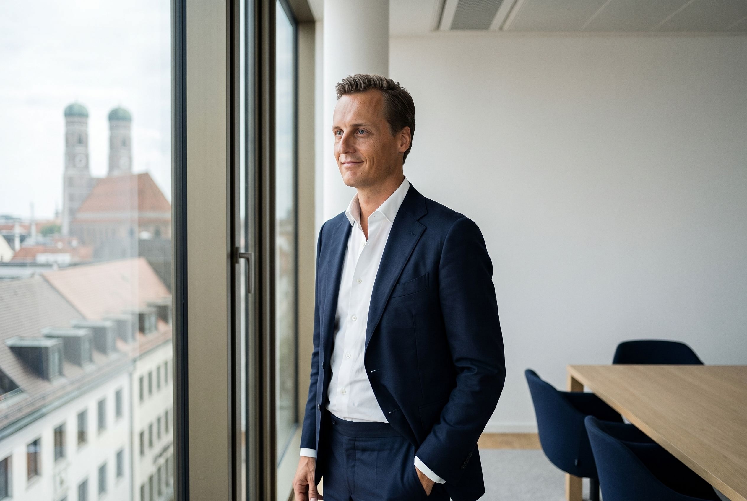 Gerrit S. Furch am Fenster mit Blick auf München
