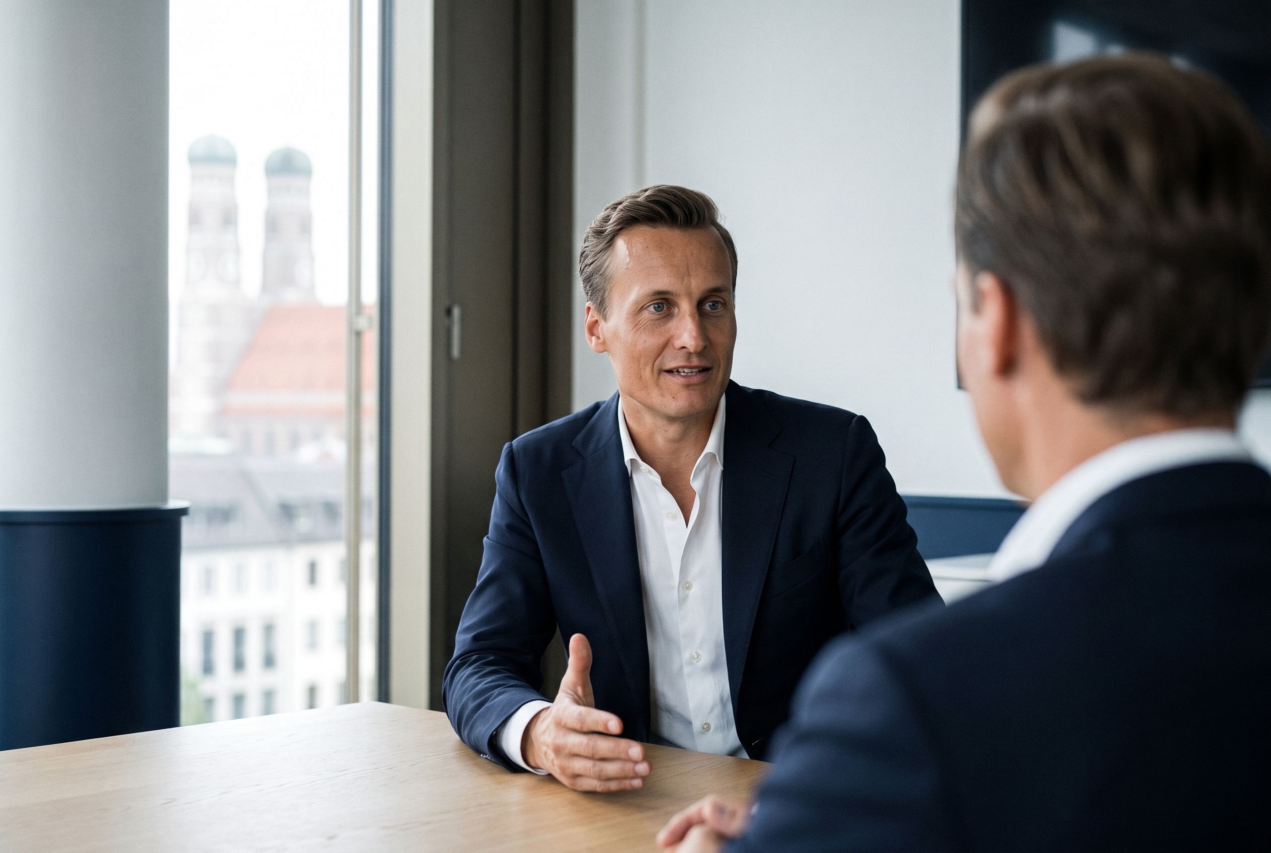 Gerrit S. Furch im Gespräch am Besprechungstisch