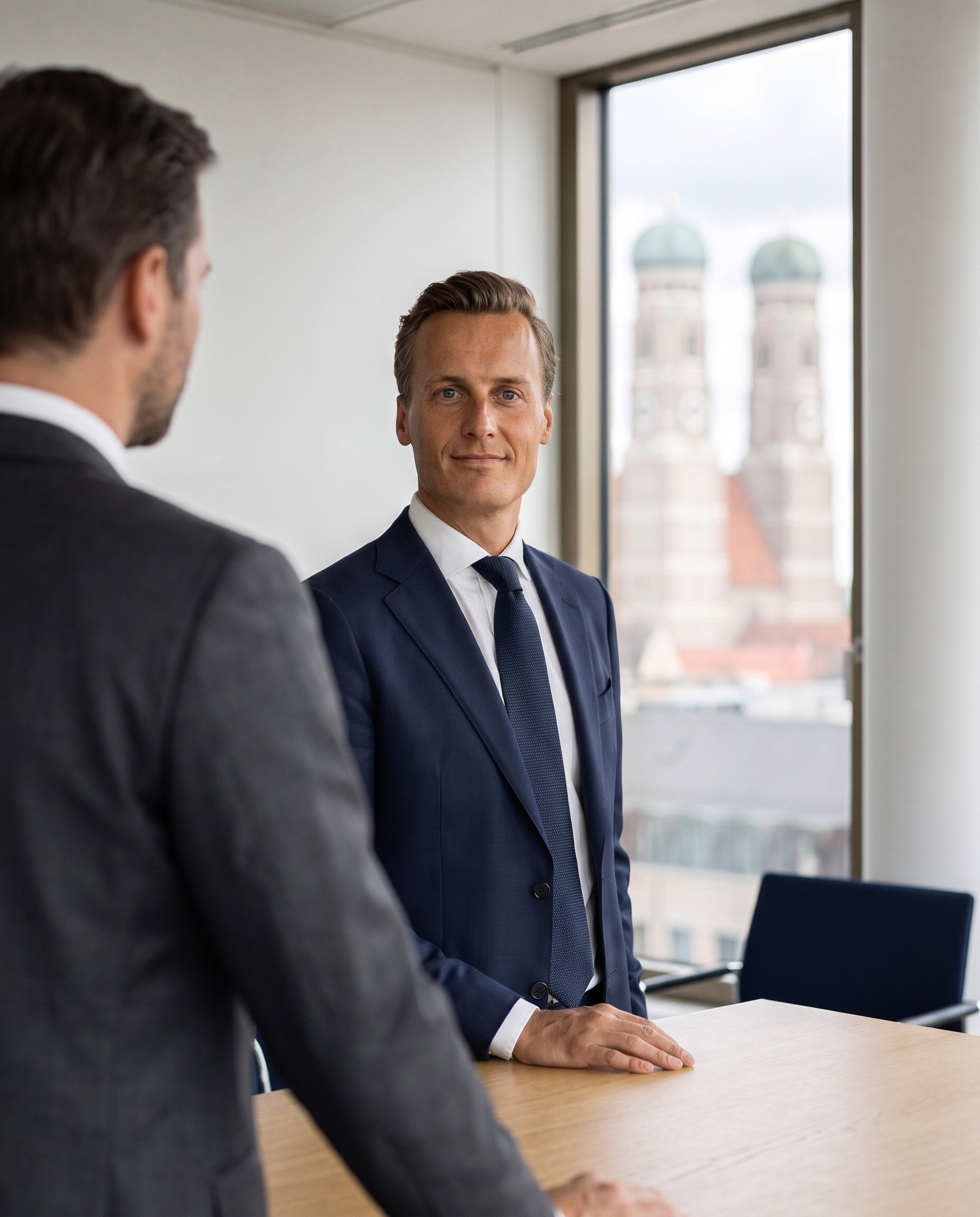 Gerrit S. Furch im Gespräch mit einem Mandanten am Besprechungstisch