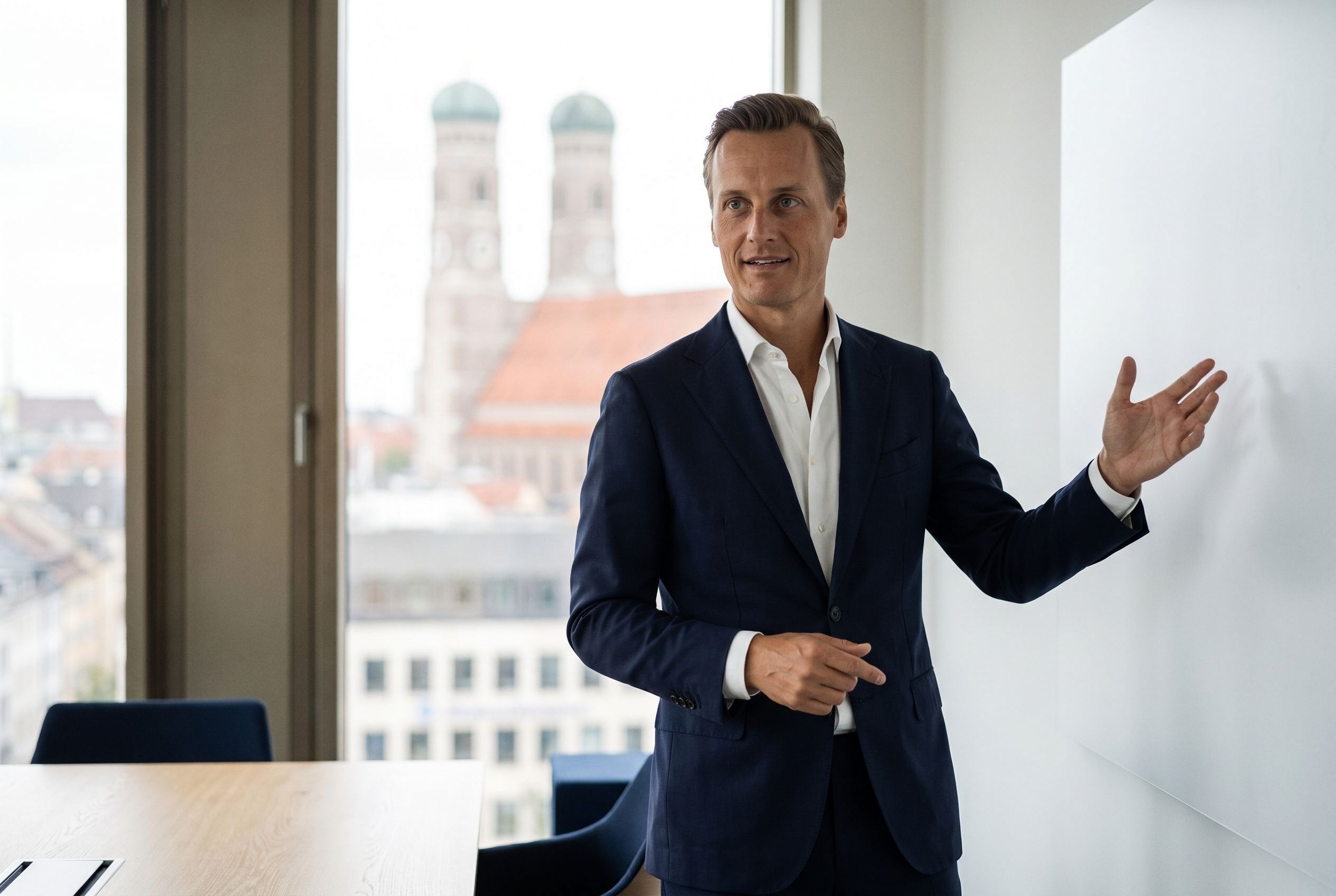 Gerrit S. Furch erläutert eine Präsentation