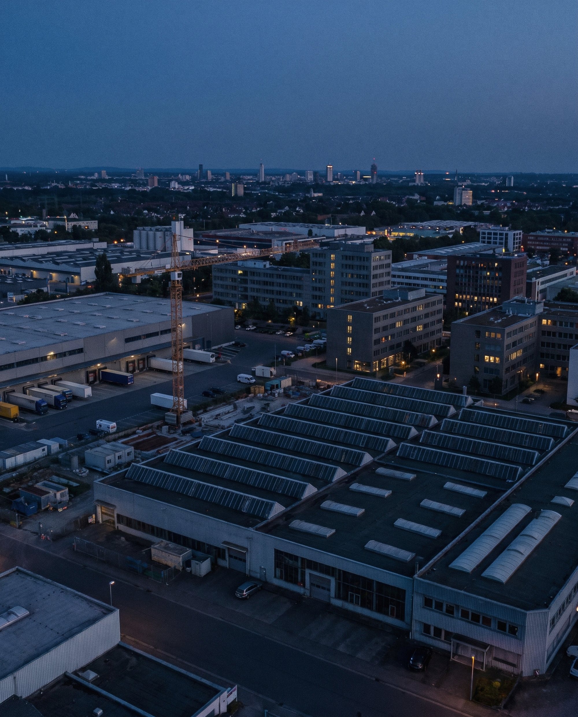 Gewerbe- und Industriegebiet am Stadtrand zur blauen Stunde