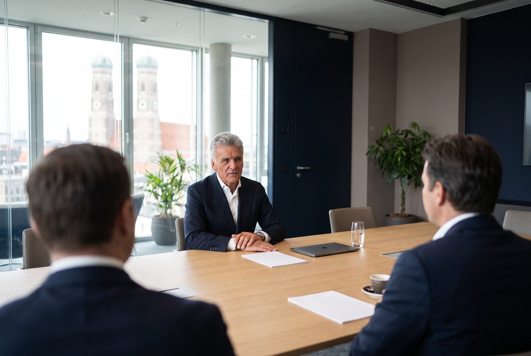 Dr. Volker Furch in einer Mandantenbesprechung im Besprechungsraum